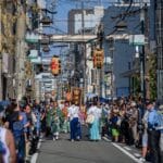 Jesienna parada uliczna z tancerzami w tradycyjnych strojach