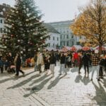 Tłum na świątecznym jarmarku z choinką w europejskim mieście