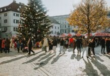 Najciekawsze jesienne wydarzenia kulturalne w Twojej okolicy Tłum na świątecznym jarmarku z choinką w europejskim mieście