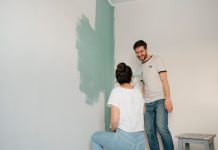 Farba ceramiczna, lateksowa czy akrylowa? Czym pomalować korytarz i kuchnię Para malująca pokój na turkusowo podczas remontu