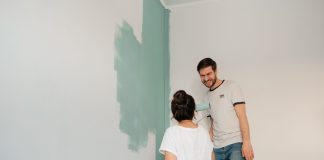 Farba ceramiczna, lateksowa czy akrylowa? Czym pomalować korytarz i kuchnię Para malująca pokój na turkusowo podczas remontu